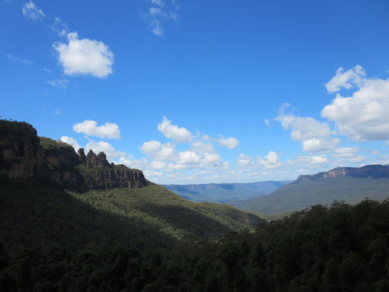Die Blue Mountains mit Blick auf die "Three Sisters" links im Bild