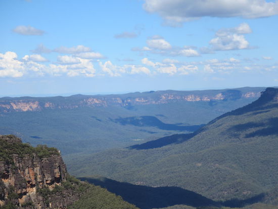 Wegen den abertausenden Eukalyptusbaeumen, die im Sonnenlicht blau schimmern, haben sie ihren Namen.