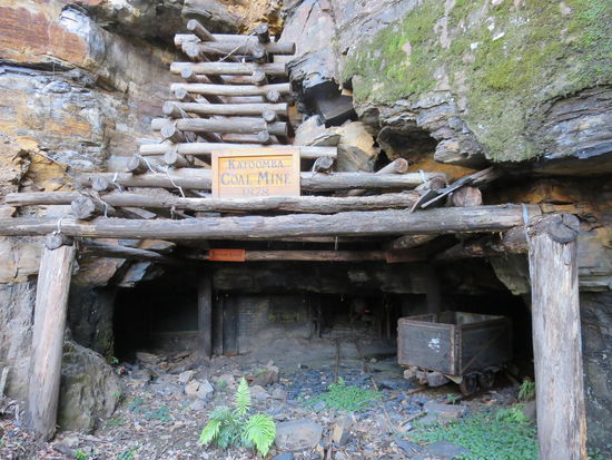 An dieser Mine haben sich die gruppe Asiaten nur kurz aufgehalten, um dann zu dem nebenstehenden Bronzepferd zu gehen udn sich einzeln neben oder reitend abzulichten ... Uebringens dem gleichen Pferd, von dem ich etwas spaeter einen ca. 2jaehrigen Aussie-Jungen hab sagen hoeren: "Mum, can you take a picture of my, sitting on the horse" 