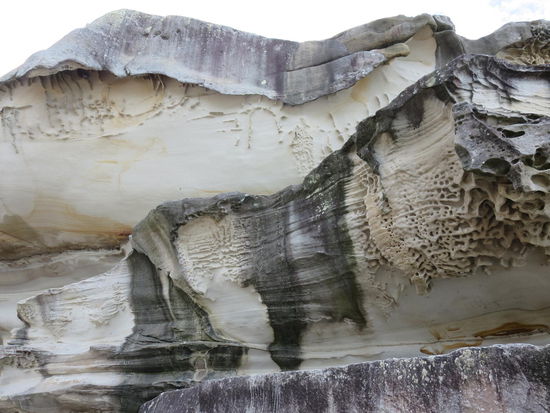 Auf dem Kuestenwalk vorbei an Felsformationen, ...