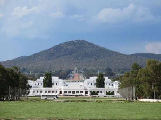 ... mit Blick auf das alte parlament und das Kriegsmuseum