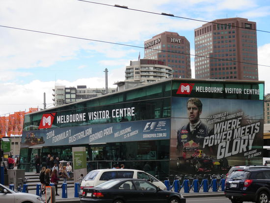 Gestern war ja Formel 1-Start in Melbourne, sogar mit deutschem Sieger Nico Rossberg! War jedoch nicht dabei, da haette nur der Eintritt chon 65 EUR gekostet, und ich bin ja kein Fan ...