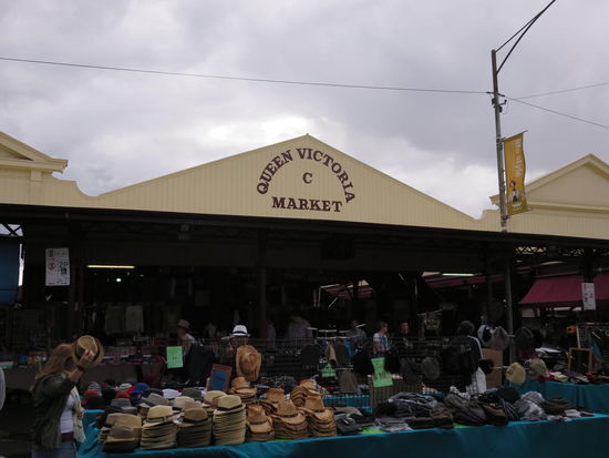 Gleich bei mir um die Ecke, gut fuer Souveniers und mit Marktschreiern wie im Hamburger Fischmarkt 
