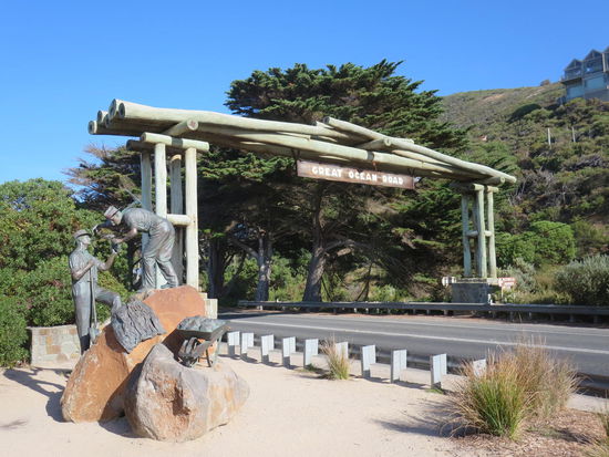 Das Memorial-Denkmal zum Beginn der Strasse ...