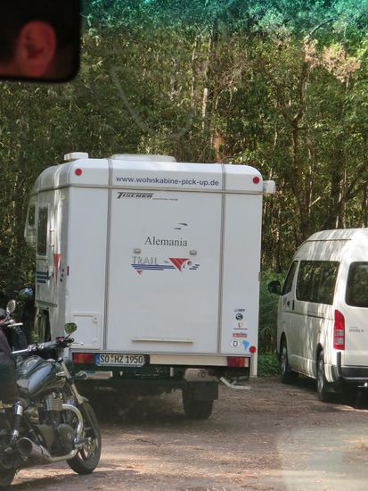 Ja, die Deutschen sind überall, als ob man sich hier keinen Camper mieten oder kaufen könnte 
