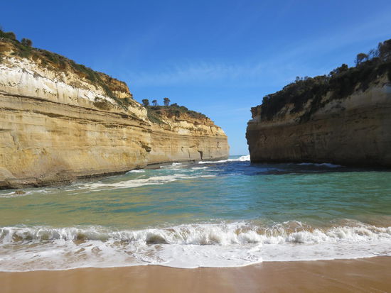 Loch Ard Gorge, wo im 19. Jahrhundert das Schiff Loch Ard auf Grund aufgelaufen ist und sich nur zwei Personen retten konnten, wobei der Mann die Klippen hochgeklettert ist, um Hilfe zu holen ...