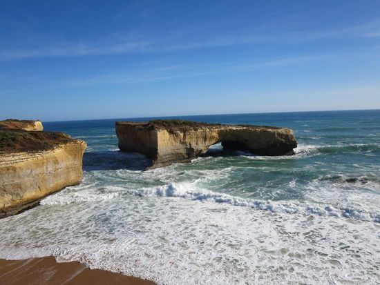 London Arch (früher Bridge), wobei der innere Landteil 1990 eingestürzt ist, und sich noch zwei Personen darauf befanden, die dann mit dem Huubschrauber gerettet wurden. Seitdem auch London Arch, vorher London Brigde 