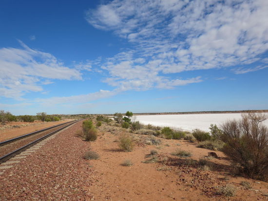 Neben Salzsee 2 die Bahnlinie des berühmten Zuges "The Ghan"