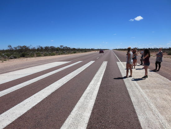 Zebrastreifen mittem im Nirgendwo??? Nein, dass sind provisorische Landebahnmarkierungen für die sog. Flying Doctors, die hier in der Pampa oft die einzige Gesundheitsvorsorge/Notfallhilfe gewährleisten