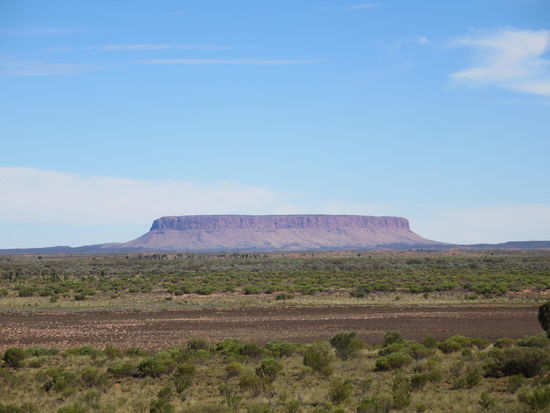 Uluru??? Nein, Mount Conner, aber bald 