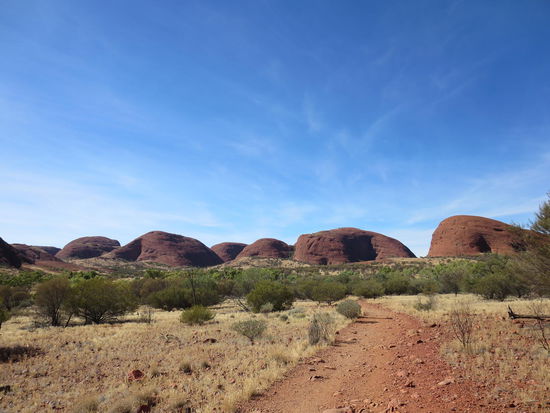 Auf dem Rundweg durch Kata Tjutas, welcher bei mehr als 36 Grad gesperrt wird!