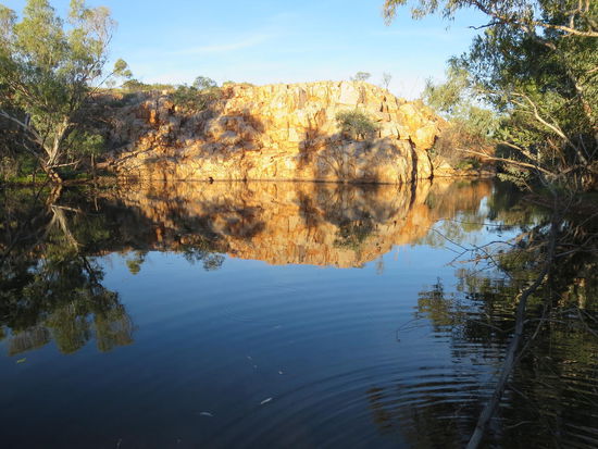 Kleiner Abendspazierganz zum Wasserloch beim Campingplatz der Banka Banka Cattle Station, noch vielen Kilometern im Bus recht entspannend ...