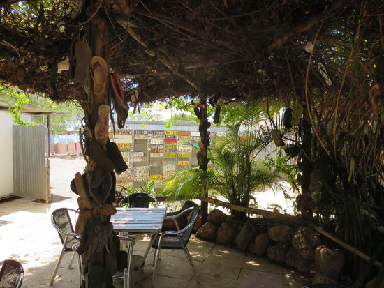 ... soviel Schuhe, Ausweise und Unterhosen wie hier hängen 