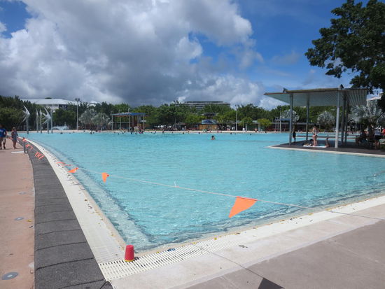 ..., weshalb es auch eine Lagune gibt, die jeder nutzen kann und in der man auch vor den Quallen sicher ist ...