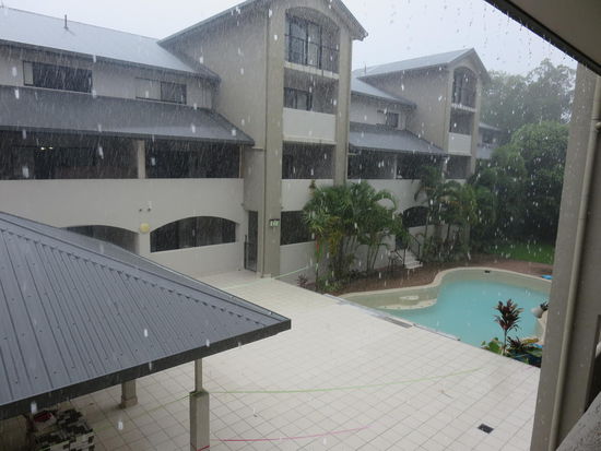 Da füllt sich der gerade in Renovierung befindliche Pool meiner Gastanlage gleich selber mit Wasser 