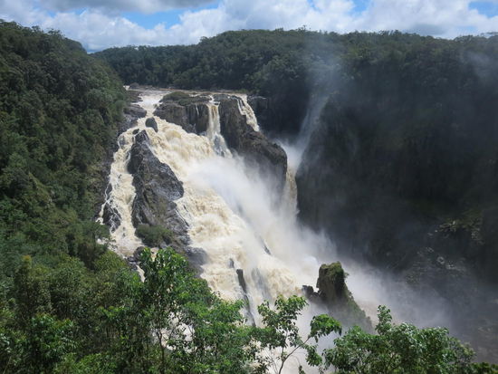Die kommen zumindest mal annähernd an die Iguazu-Wasserfälle in Argentien/Brasilien ran, aber auch nur wegen des vielen Regens der Vortage (sonst sind die wohl auch eher Rinnsale ...)