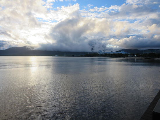 Die ersten Sonnenstrahlen um kurz vor 7h