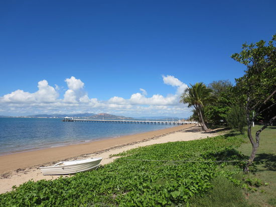 kleiner Pier in Picnic Bay und Blick auf Townsville, welches 8 km entfernt liegt