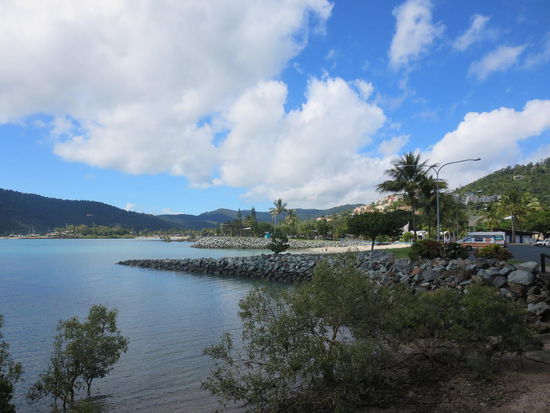 entfernter Blick auf Airlie Beach und die auch hier vorhandene Lagune (einen Strand gibt es nämlich gar nicht, auch wenn der Ortsname anderes glauben lassen möchte ...)