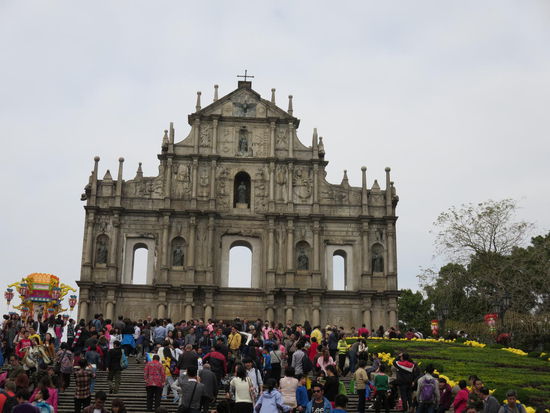 Die abgebrannte St. Paul`s Kasthedrale, befüllt wie sonst nur der Petersdom-Platz ...