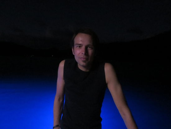 "Partybeleutung" auf dem Boot, damit wir auch von anderen ankommenden Booten gesehen werden