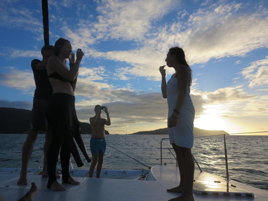 Die öffentliche Strafe für das Nichteintragen in eine Liste nach der Rückkehr ins Boot: Einen Löffel Vegemite