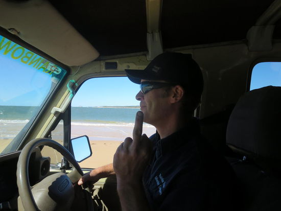 Nathan, unser Tourguide, und sein Lieblingswort in Zeichen