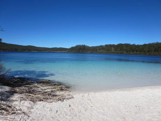 Lake McKenzie, von den Ureinwohnern auch der "Blaue See" genannt, einer von über 100 Süßwasserseen auf der Insel