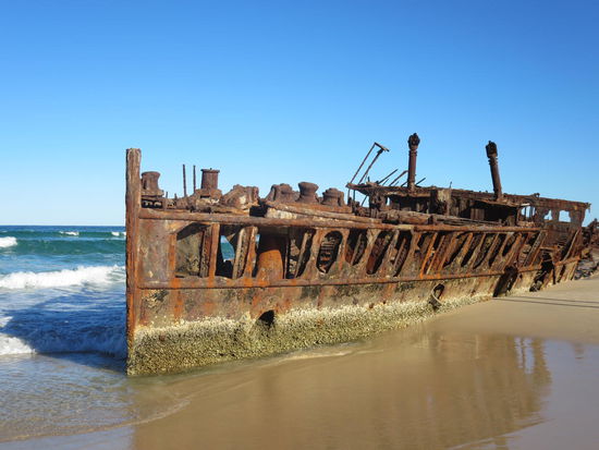 Bis 1944 wurde das Schiff als Bomben und Minenziel für die Luftwaffe verwendet, drum schaut es unter anderem auch so aus ...