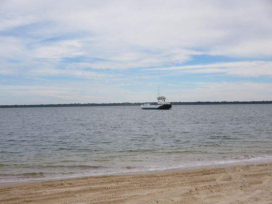 Und da war es, unsere Fähre zurück, passend zum etwas schlechteren Wetter ...