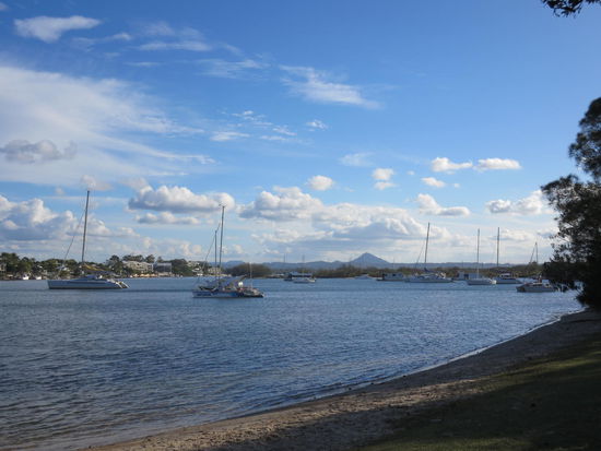 Blick auf Noosa-Sound und die Jachten, die dort ankern ...