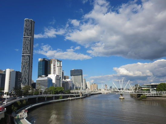 Eine übrigens schöne Jogginstrecke am Fluss entlang, wenn es nicht zu regnen angefangen hätte 