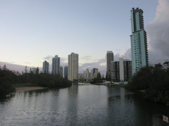 Auf einer schmalen Halbinsel gelegen, ist im Hinterland bald ein Fluss zu finden