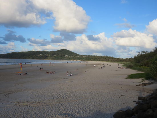 Hauptstrand von Byron Bay mit Blick auf Cape Byron und den Lechtturm