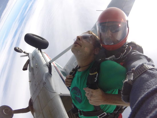 ... und da war ich draußen, Hände am Gurt, Nacken zurück und Hüfte vor 