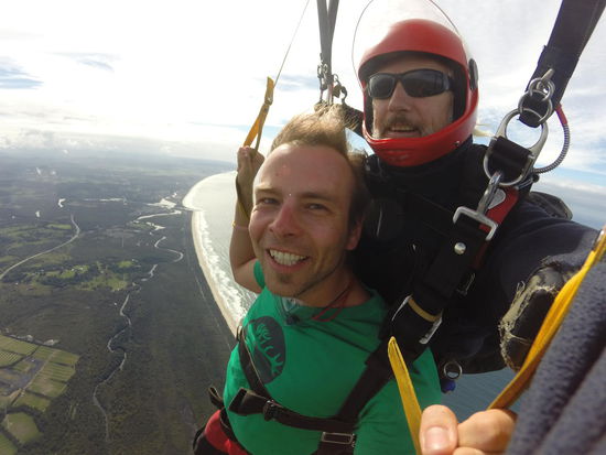 ... wobei ich auch mal lenken durfte, bevor wir unten gut gelandet sind! (Naja, mein Instructor Wokan o.ä hat mit 7000 Sprüngen ja auch eine gewisse Erfahrung) 