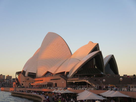 Opara House in der Abenddämmerung ...