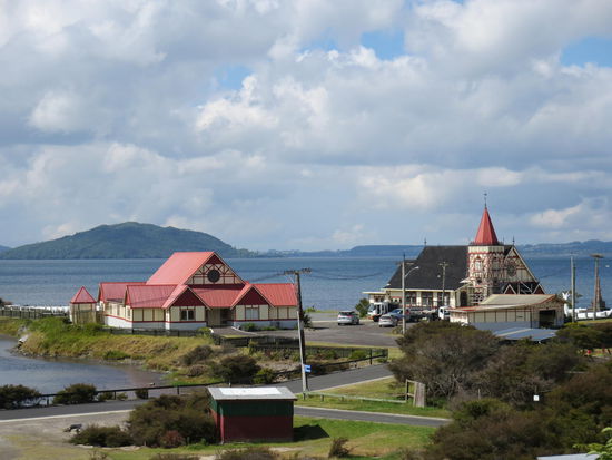 Kirche neben Maori-Halle - Hier leben die Kulturen gut nebeneinander.