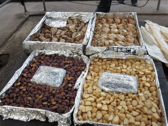Hangi, ein auf heißen Steinen gegartes Essen, wobei das Fleisch dann sehr zart und klasse schmeckt.