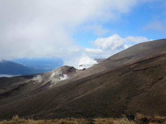 Der noch aktive Nebenvulkan bläst Schwefelwolken raus, es war aber keine erhöhte Vulkanstufe.