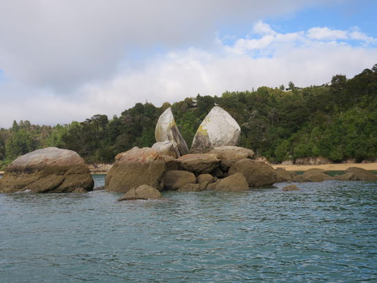Der gespaltene Stein - die dazugehörige Maori-Legende fällt mir nicht mehr ein