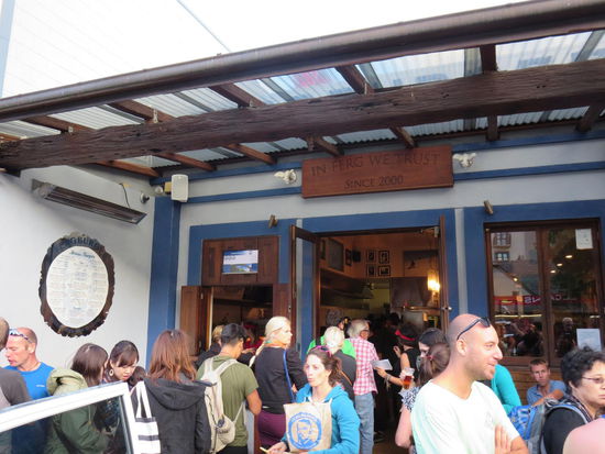 Ja, wir waren nicht die ersten ... Genauer gesagt, Nummer 103, wobei gerade 76 ausgerufen wurde! Naja, Fast-Food mal anders 