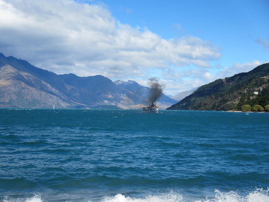 alter Schaufelraddampfer, immer noch unterwegs, wobei es wohl für den Katalysator nicht mehr gereicht haben dürfte 