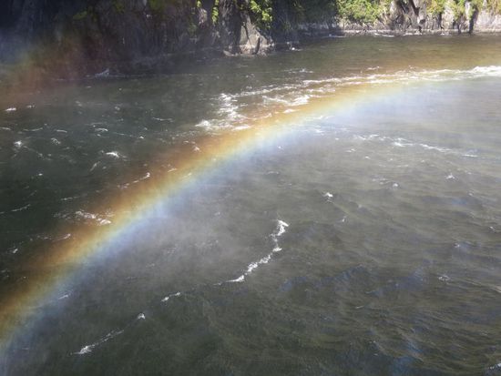 Und dank Sonne und Wasserfall, ein weiterer Regenbogen ...