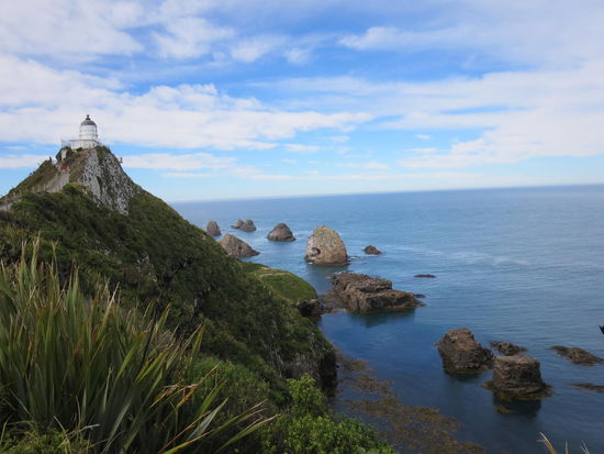 Nugget Point mit noch aktivem Leuchtturm, nach den Felsformationen benannt