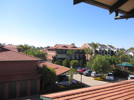 Blick von unserer Haustüre aus. Mit Swimmingpool (kann man zwischen den Autos durchspitzeln sehen) für alle Anwohner direkt vor der Tür 