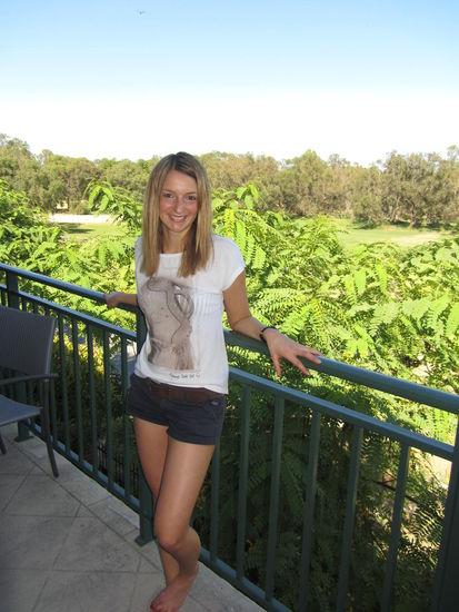 Blick zum Park von unserem Balkon aus mit Nadine - der es in Australien jetzt schon sooooo gut gefällt