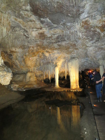 Tropfsteinhöhle Lake cave mit dem angeblich einzigsten "Tisch" (hier im Bild) auf der Welt