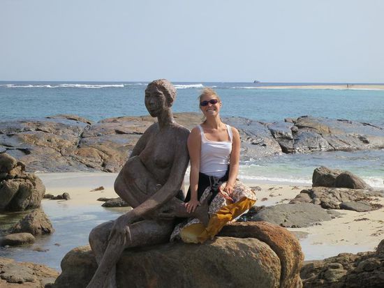 Da hab ich doch glatt eine Frau am Strand "getroffen" die einen Fisch stillt...