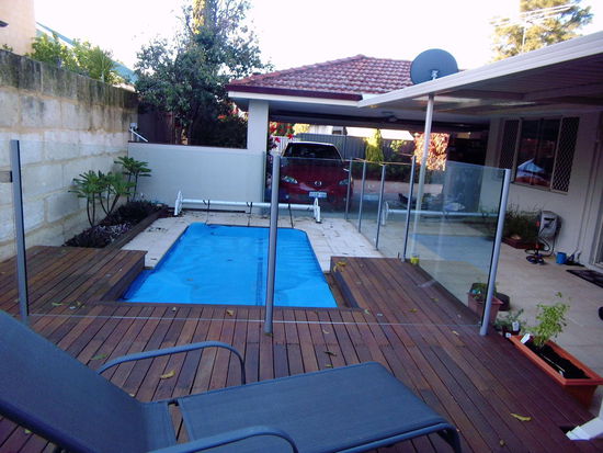 Terasse und Pool hinterm Haus